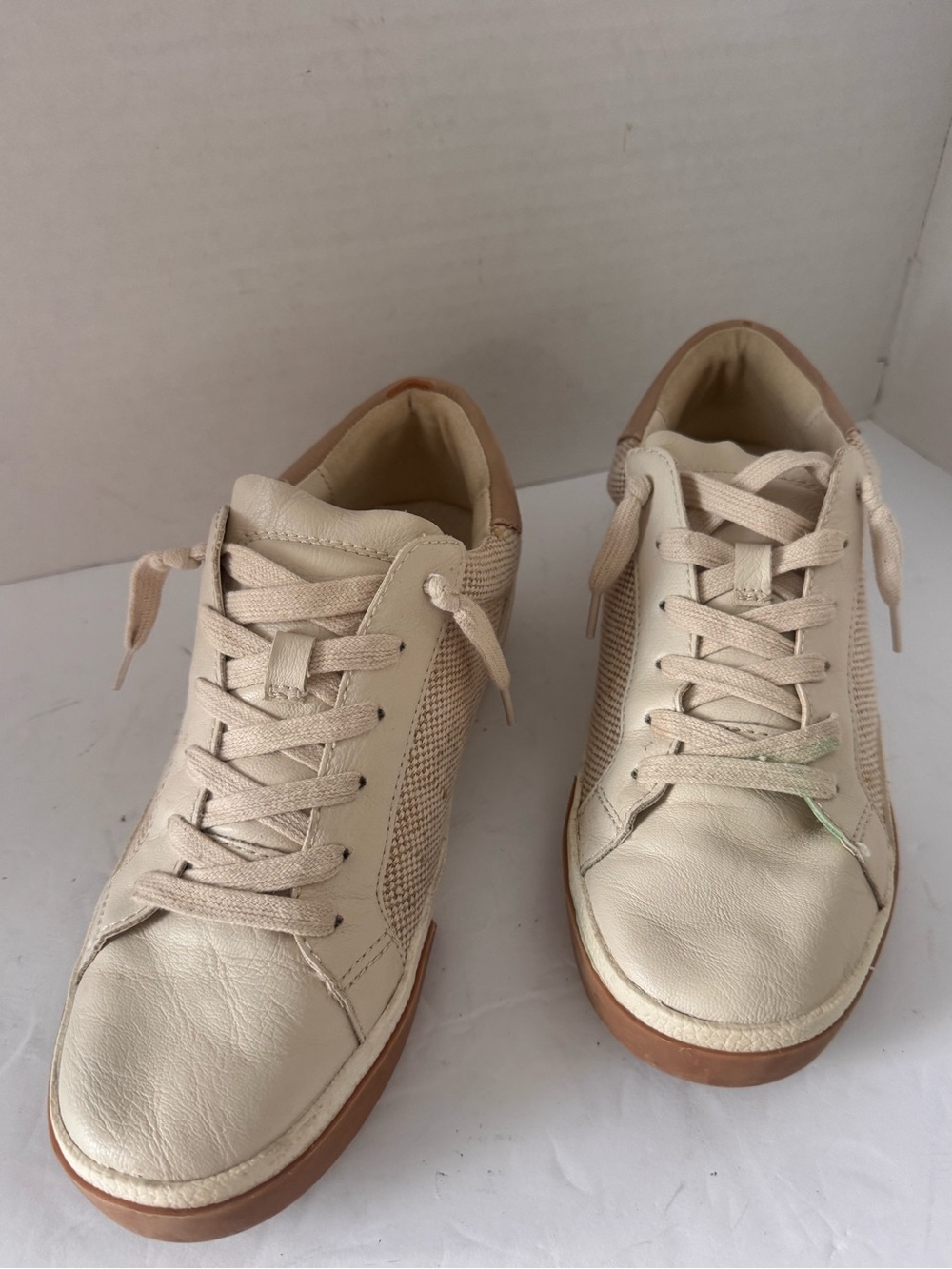 DV by Dolce Vita Harryson Off White Cream Low Top Sneakers Shoes Size 8.5